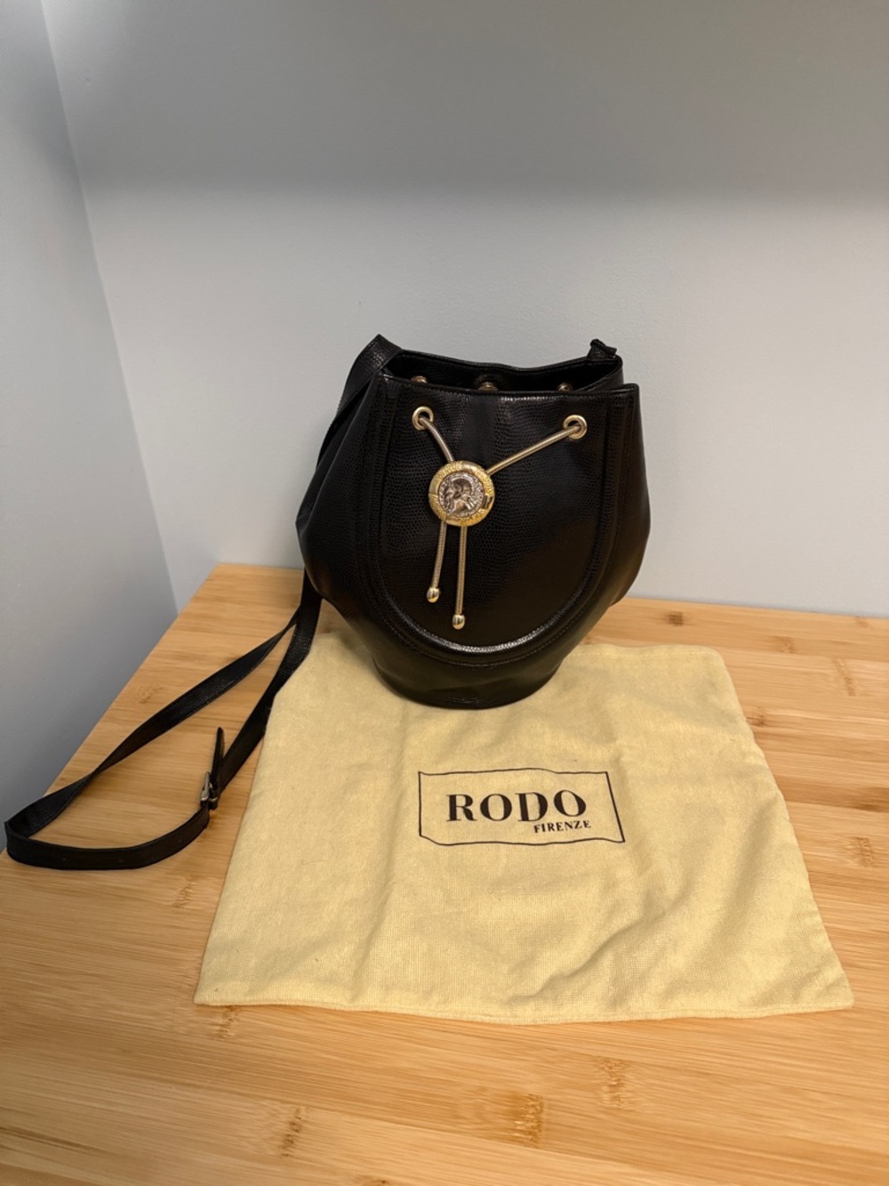 Rodo Firenze Black Leather Drawstring Shoulder Bag w/Gold Medallion & Dust Bag